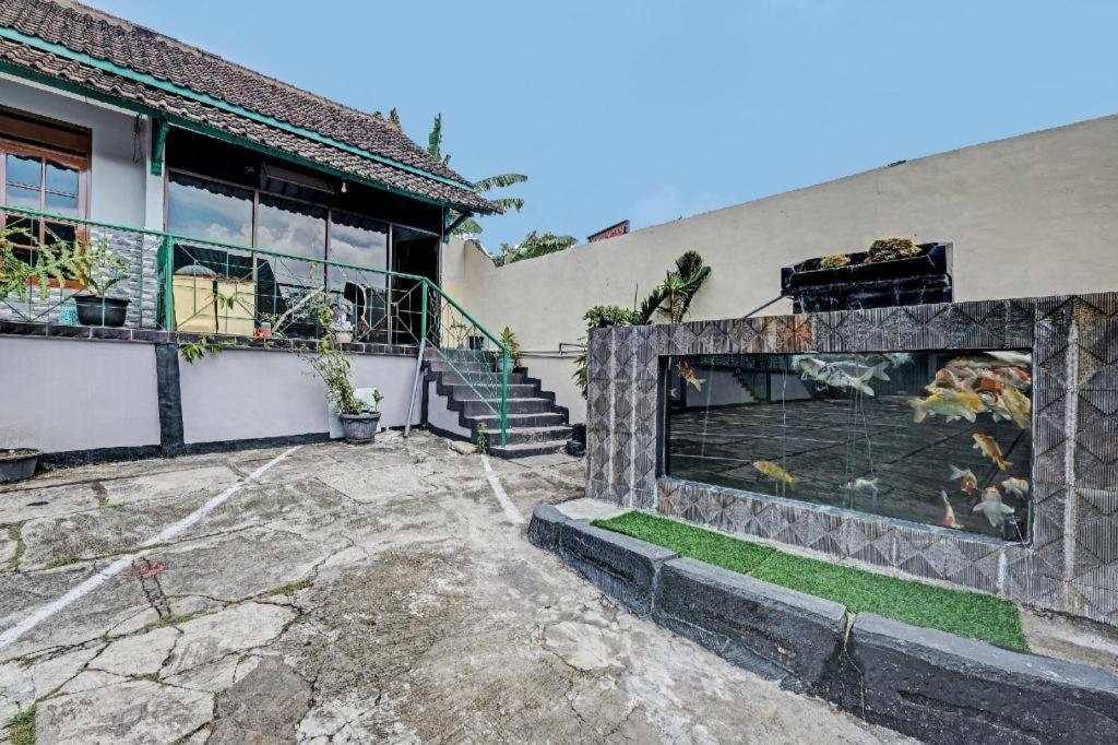 Spot On 91715 Citra Dewi 1 2* Semarang